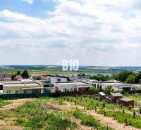 Štitáre - Pozemok so stavebným povolením -  805 m2 - Krajina v Štitároch s pozemkami na bývanie, obklopená rodinnými domami a prírodou.