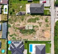 Štitáre - Pozemok so stavebným povolením -  805 m2 - Letecký pohľad na pozemky určené na bývanie v Štitároch, obklopené rodinnými domami.