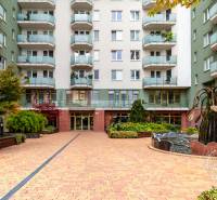 TOP lokalita na začiatku Petržalky, DVE VEŽE, Bosákova ul. - Dvor s fontánou a balkónmi v blízkosti 2-izbového bytu na Bosákovej ulici, Bratislava - Petržalka.