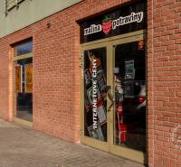 TOP lokalita na začiatku Petržalky, DVE VEŽE, Bosákova ul. - Predajňa potravín Malina na Lužnej ulici v Bratislave - Petržalka. Tehlový exteriér.