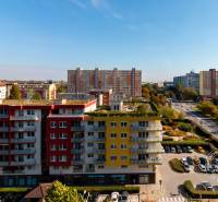 TOP lokalita na začiatku Petržalky, DVE VEŽE, Bosákova ul. - Výhľad na farebné bytové domy a okolie ulice Bosákova, Bratislava - Petržalka.