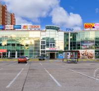 TOP lokalita na začiatku Petržalky, DVE VEŽE, Bosákova ul. - Budova obchodného centra na Lužnej ulici v Bratislave-Petržalke s parkoviskom.