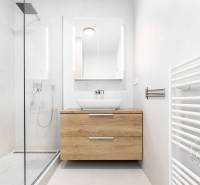 TOP lokalita na začiatku Petržalky, DVE VEŽE, Bosákova ul. - Kúpeľňa s umývadlom na drevenom dekore, sprchou a radiátorom v 2-izbovom byte.