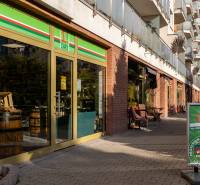 TOP lokalita na začiatku Petržalky, DVE VEŽE, Bosákova ul. - Obchod s tehlovou fasádou na Lužnej ulici v Bratislave - Petržalke.