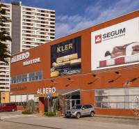 TOP lokalita na začiatku Petržalky, DVE VEŽE, Bosákova ul. - Budova obchodu s nábytkom Albero na Bosákovej ulici, Bratislava - Petržalka.