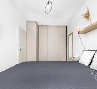 TOP lokalita na začiatku Petržalky, DVE VEŽE, Bosákova ul. - Spálňa v 2-izbovom byte s posteľou, televízorom a vstavanou skriňou.