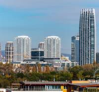 TOP lokalita na začiatku Petržalky, DVE VEŽE, Bosákova ul. - Panoráma Bratislavy so vežiakmi na ulici Bosákova v blízkosti 2-izbového bytu.
