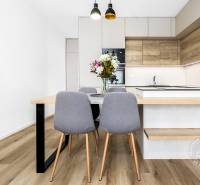 TOP lokalita na začiatku Petržalky, DVE VEŽE, Bosákova ul. - Jedálenský kút s kvetinovou dekoráciou v 2-izbovom byte s podlahou s dreveným dekorom.