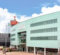 TOP lokalita na začiatku Petržalky, DVE VEŽE, Bosákova ul. - Nákupné centrum Aupark v Bratislave s modernou architektúrou a neďalekými obchodmi.