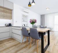 TOP lokalita na začiatku Petržalky, DVE VEŽE, Bosákova ul. - Kuchynský a obývací priestor v 2-izbovom byte s podlahou s dreveným dekorom.