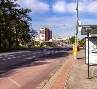 TOP lokalita na začiatku Petržalky, DVE VEŽE, Bosákova ul. - Autobusová zastávka na ulici Lužná v Bratislave - Petržalke, vedľa zelene a cesty.