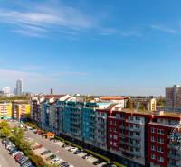 TOP lokalita na začiatku Petržalky, DVE VEŽE, Bosákova ul. - Výhľad na sídlisko a mesto z Bosákovej ulice, Bratislava - Petržalka, s parkoviskom.