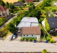 Na predaj rodinný dom s podnikateľským potenciálom, TN-Záblatie - Rodinný dom na Záblatskej ulici v Trenčíne, obklopený zeleňou a ďalšími domami.