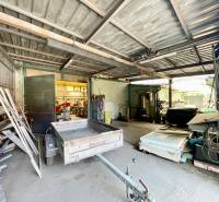 Na predaj rodinný dom s podnikateľským potenciálom, TN-Záblatie - Skladový priestor v rodinnom dome so strojmi a materiálmi.