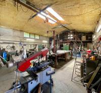 Na predaj rodinný dom s podnikateľským potenciálom, TN-Záblatie - Dielňa v rodinnom dome s nástrojmi a zariadeniami, vrátane píly a zdvíhacieho zariadenia.