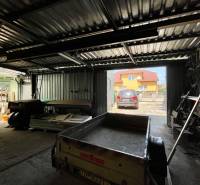 Na predaj rodinný dom s podnikateľským potenciálom, TN-Záblatie - Garáž v rodinnom dome so zariadením a prívesom na ulici Záblatská v Trenčíne.