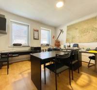 Na predaj rodinný dom s podnikateľským potenciálom, TN-Záblatie - Kancelária v Rodinnom dome s mapou na stene a nábytkom na prácu a stretnutia.