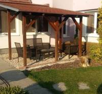 Dom s garážou na peknom rovinatom pozemku so šírkou 24m. - Rodinný dom v Čiernej Vode s terasou, záhradným nábytkom a zeleným trávnikom.