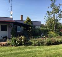 Dom s garážou na peknom rovinatom pozemku so šírkou 24m. - Rodinný dom v Čiernej Vode so záhradou, psom a priľahlou terasou na oddych.