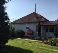 Dom s garážou na peknom rovinatom pozemku so šírkou 24m. - Rodinný dom v Čiernej Vode s upravenou záhradou a terasou na relax.