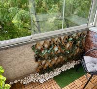 2-izbový byt po kompletnej rekonštrukcii Staré mesto - Zasklený balkón s dreveným dekorom a rastlinami v 2-izbovom byte.