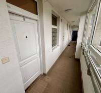 2-izbový byt po kompletnej rekonštrukcii Staré mesto - Chodba v 2-izbovom byte s bielymi dverami a dlažbou.