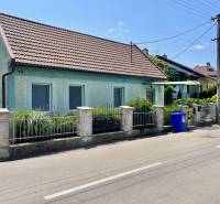 Na predaj objekt vhodný na podnikanie – Trenčín, Záblatie - Rodinný dom na Záblatskej ulici v Trenčíne s klasickou strechou a modrou fasádou.