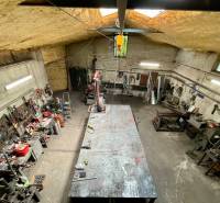 Na predaj objekt vhodný na podnikanie – Trenčín, Záblatie - Dielňa v rodinnom dome s nástrojmi a pracovným stolom, Záblatská ulica, Trenčín.