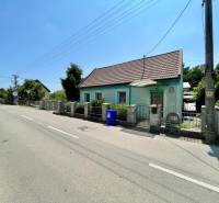 Na predaj objekt vhodný na podnikanie – Trenčín, Záblatie - Rodinný dom na Záblatskej ulici v Trenčíne, vedľa cesty s modrým kontajnerom.