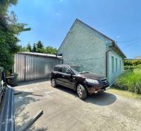 Na predaj objekt vhodný na podnikanie – Trenčín, Záblatie - Rodinný dom na Záblatskej ulici v Trenčíne s autom a plechovou garážou.