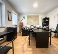 Na predaj objekt vhodný na podnikanie – Trenčín, Záblatie - Kancelária v rodinnom dome s tmavým nábytkom a mapou na stene.