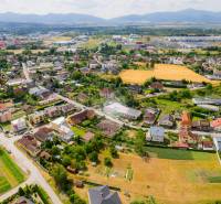 Na predaj objekt vhodný na podnikanie – Trenčín, Záblatie - Letecký pohľad na mestskú časť Záblatská v Trenčíne s rodinnými domami a záhradami.