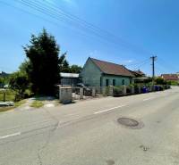 Na predaj objekt vhodný na podnikanie – Trenčín, Záblatie - Rodinný dom na Záblatskej ulici v Trenčíne, vedľa plotu sú odpadkové koše.