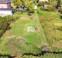 Stavebný pozemok so stavebným povolením - Janíkovce - 729 m2 - Pozemky - bývanie v Nitre s upravenou záhradou a okolitými domami.