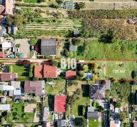 Stavebný pozemok so stavebným povolením - Janíkovce - 729 m2 - Letecký pohľad na pozemky na bývanie v Nitre s vyznačením hraníc parcely.