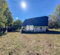 Glamping ? Chov dobytka ? - Usadlosť so 16 hektármi - Lackov - Chata v Lackove obklopená prírodou, s modrou strechou, slnečný deň.