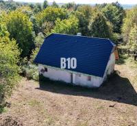 Glamping ? Chov dobytka ? - Usadlosť so 16 hektármi - Lackov - Chata v Lackove obklopená lesom poskytuje pokojné útočisko v prírode.