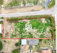 Stavebný pozemok 1365 m2 - Bardoňovo - Pozemky - bývanie v Bardoňove o rozlohe 1365 m², ohraničené červenou líniou.