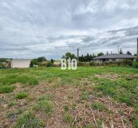 Stavebný pozemok 1365 m2 - Bardoňovo - Pozemky na bývanie v Bardoňove s výhľadom na okolité krajiny a neďaleké domy.