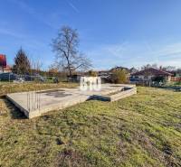 1786 m2 - základová doska - stavebné povolenie + projekt - Mojmírovce - Stavebný pozemok s betónovými základmi a zeleňou, ideálny pre bývanie.