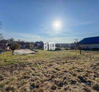 1786 m2 - základová doska - stavebné povolenie + projekt - Mojmírovce - Pozemok s betónovým základom pripravený na bývanie, slnečné počasie a okolitá krajina.