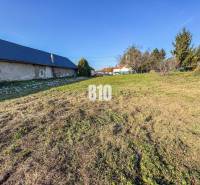 1786 m2 - základová doska - stavebné povolenie + projekt - Mojmírovce - Trávnatý pozemok pri rodinnom dome, ideálny pre pozemky a bývanie v prírode.