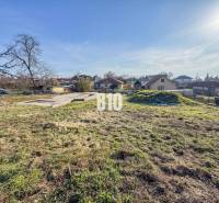 1786 m2 - základová doska - stavebné povolenie + projekt - Mojmírovce - Stavebný pozemok s trávnikom, základom domu obklopený zeleňou, ideálny pre bývanie.