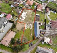 1786 m2 - základová doska - stavebné povolenie + projekt - Mojmírovce - Letecký pohľad na pozemky vhodné pre bývanie v obytnej oblasti.