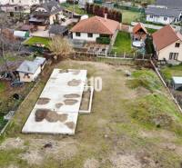 1786 m2 - základová doska - stavebné povolenie + projekt - Mojmírovce - Stavebný pozemok obklopený rodinnými domami, ideálny na bývanie v tichej lokalite.