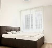 PRENÁJOM exkluzívny 2 izb byt POPRAD s loggiou 53,9 + 8,34 m2 - Spálňa v 2-izbovom byte s podlahou s dreveným dekorom a pohodlnou posteľou.