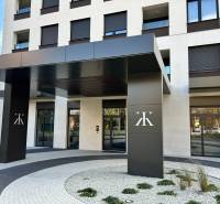 PRENÁJOM exkluzívny 2 izb byt POPRAD s loggiou 53,9 + 8,34 m2 - Vchod do budovy na Karpatskej ulici v Poprade s moderným dizajnom a elegantnými detailmi.