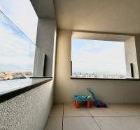 PRENÁJOM exkluzívny 2 izb byt POPRAD s loggiou 53,9 + 8,34 m2 - Balkón 2-izbového bytu na Karpatskej ulici v Poprade s výhľadom na mesto.