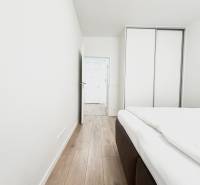 PRENÁJOM exkluzívny 2 izb byt POPRAD s loggiou 53,9 + 8,34 m2 - Izba v 2-izbovom byte s podlahou s dreveným dekorom a vstavanou skriňou.