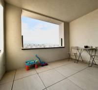 PRENÁJOM exkluzívny 2 izb byt POPRAD s loggiou 53,9 + 8,34 m2 - Balkón s výhľadom na mesto, s hračkami a nábytkom v 2-izbovom byte.